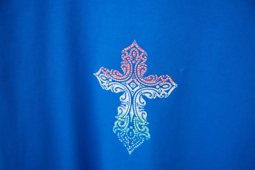 🅿️210 Ch*ome Hearte CH 25SS early spring new model, silicone printed hot diamond short sleeves, light luxury, essential item for daily commuting for men and women, correct version, welcome to compare, detailed features · 320g 100% pure cotton double yarn jersey fabric · Custom dyed in the same vat, special thickened 32 count double strand 1X1 thread · Digital direct printing cross✝️➕Imported Australian matte pearlescent diamonds➕Three-dimensional silicone heart pattern · Double-needle stitching across seams · Original main mark washed tag brand moisture-proof paper packaging Color: Black/White/Blue/Rose Size: S/M/L/XL